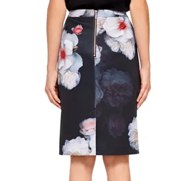 Ted Baker London
Lieyaa Chelsea Print Pencil Skirt size 3 USA (M) - Picture 3 of 7